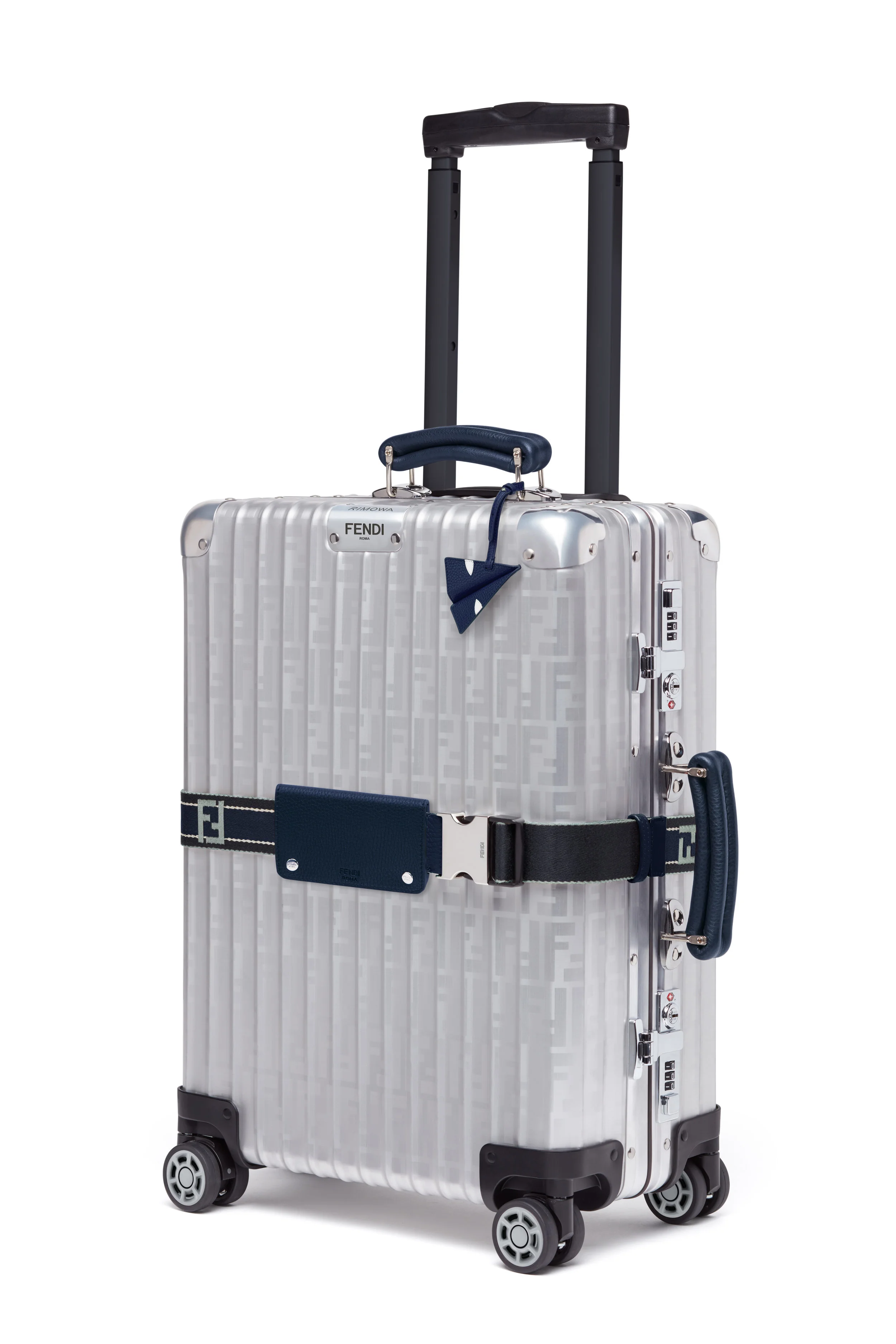 Fendi ロゴトートバッグ ネームタグ付き rimowa bag フェンディ】ロゴが効いたトートバッグ＆ミニ財布の最新をチェック